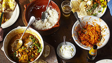 Curry rogan josh, puszysty ryż, sałatka z marchwi, papadamy, placki chapati, piwo